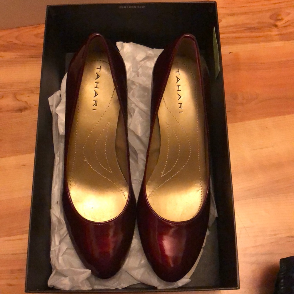 Tahari Carol wine pumps